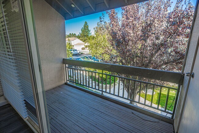 Building Photo - Fully Remodeled 2 Bedroom Condo for Rent in Valencia!