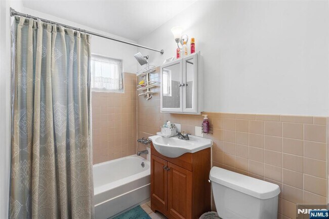 Building Photo - 384 Terhune St