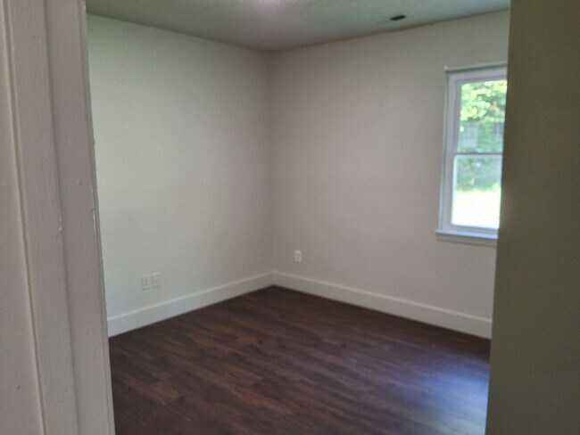 Building Photo - Cozy 3 Bed, 1 Bath House Fenced in yard, M...