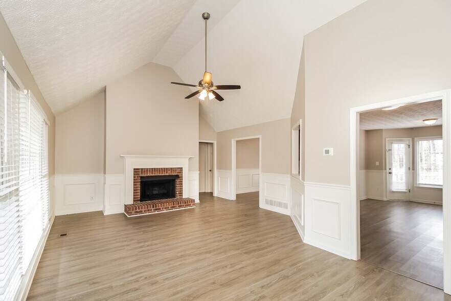 Building Photo - 300 Sterling Dr