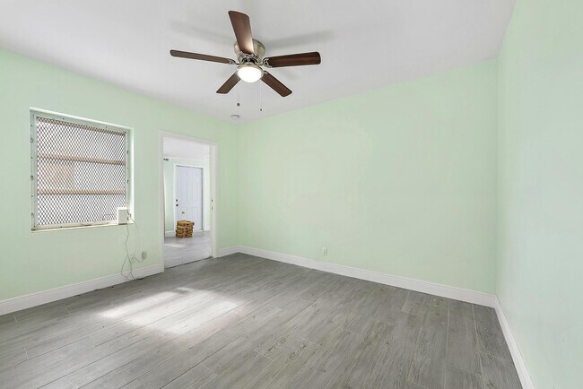 Building Photo - 135 E 28th St