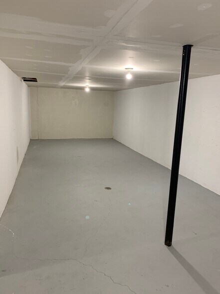 Building Photo - 6680 Ridgefield Cir