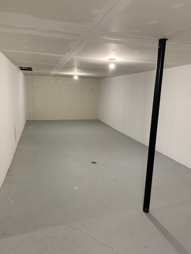 Building Photo - 6680 Ridgefield Cir