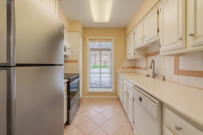 Building Photo - 1311 Antoine Dr