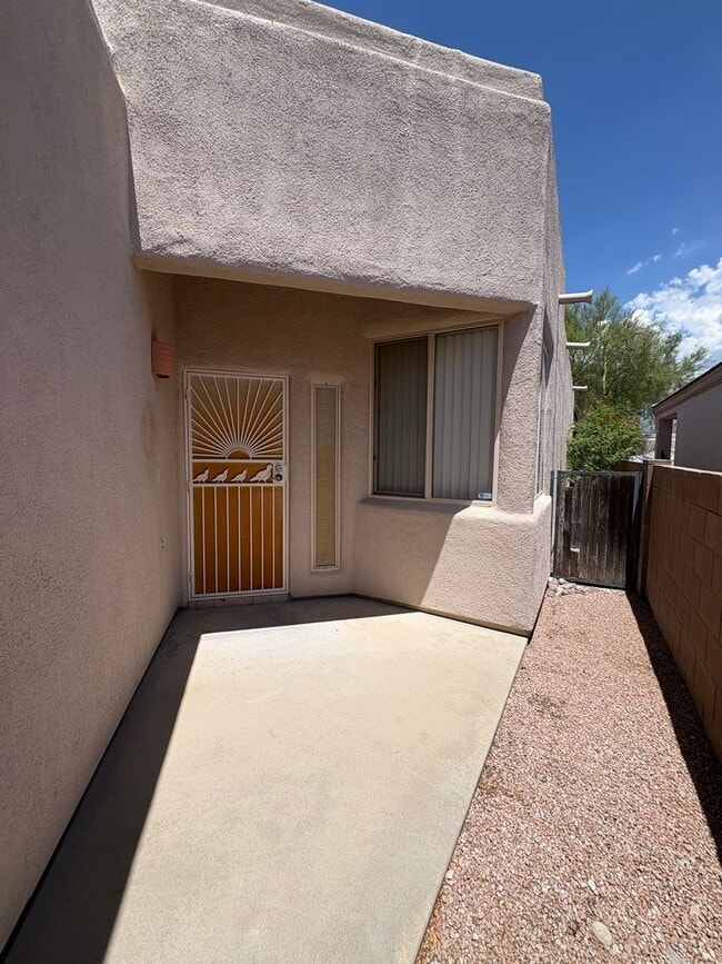 Building Photo - Well Maintained Home in  East Side Gated Community- 3Bd-A/C-Community Pools !!