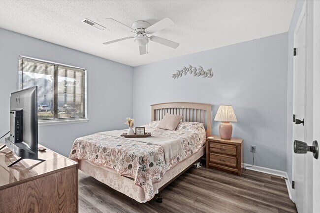 Building Photo - 1st Floor Seasonal Rental Available Octobe...