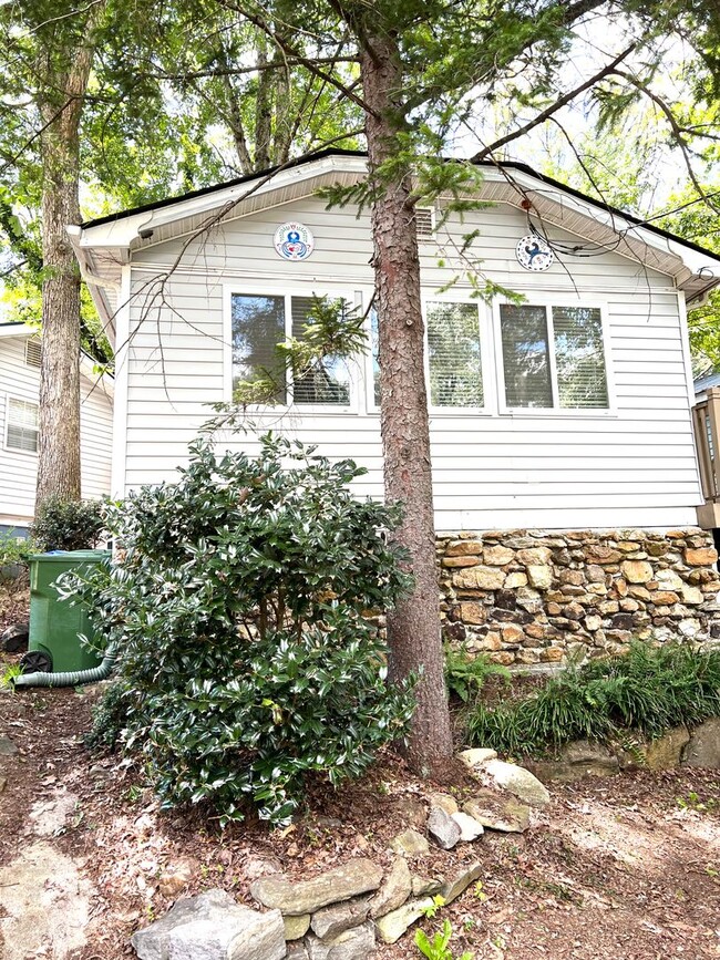 Building Photo - 1 Bedroom cottage, great Asheville location!