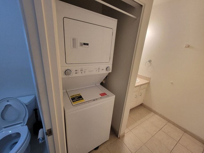 Building Photo - Stylish 2 Bed 1 Bath Midtown Apartment