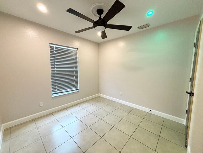 Building Photo - Newly Remodeled 3/2 with Pool