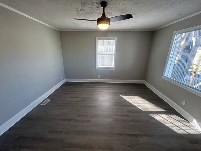 Building Photo - 803 Center St