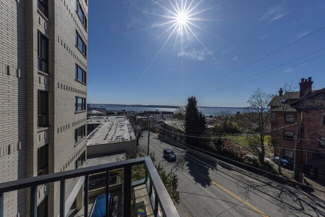 Building Photo - 3Bd/1.75Ba Seattle Condo