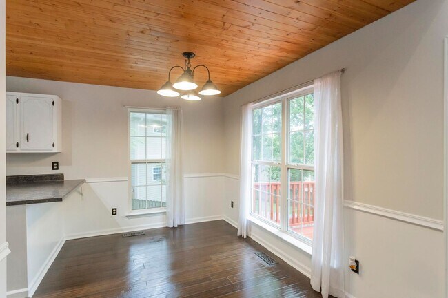 Building Photo - 105 Redbud Dr