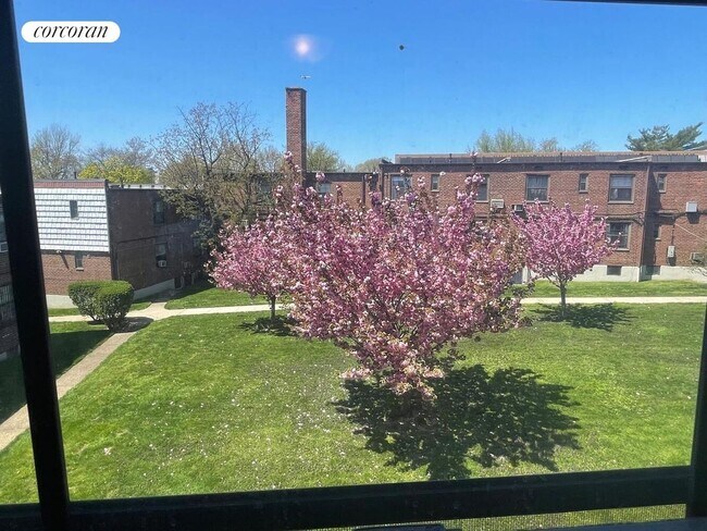 Building Photo - 70-25A Park Dr E