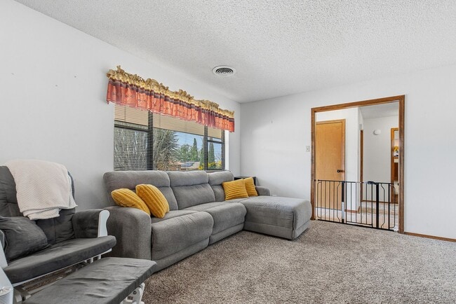 Building Photo - Spacious 3 bedroom 2 bath home with Solar Panels