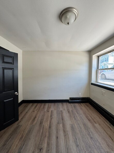 Building Photo - 291 Wainwright St