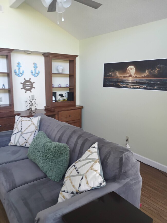 Building Photo - 111 S Oak Ct