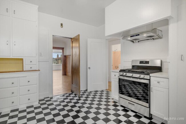 Building Photo - 467 40th Ave