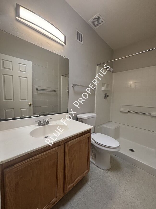 Building Photo - 110 W Delano St