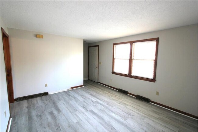 Building Photo - 21 Moore Ave