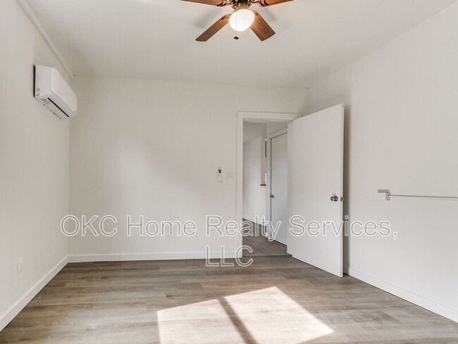 Building Photo - 1812 W Noble Ave