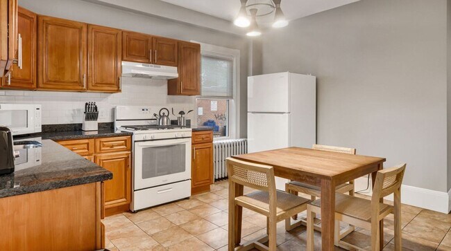 Building Photo - Nice 4.5 bedroom, 2-bathroom unit in lower Allston available for 9/1!