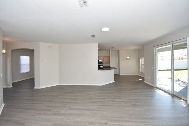 Building Photo - 4 bed, 2 bath located in Matanzas Woods su...
