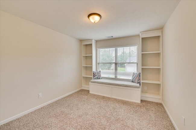 Building Photo - 880 Westlawn Dr