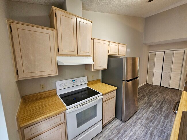 Building Photo - 108 E Lakemont Dr