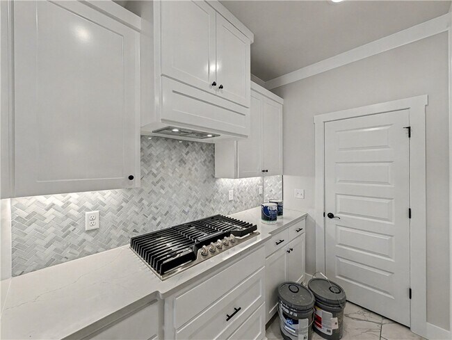 Building Photo - 6906 SW Basswood Ave