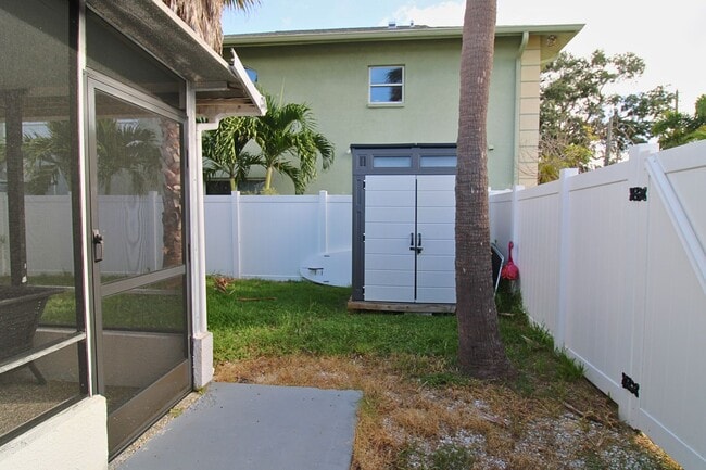 Building Photo - Steps to the Gulf! Spacious 3-Bed, 2 Bath ...