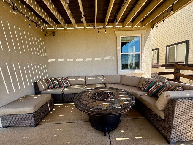 Building Photo - Stunning 5 Bedroom Home in Cordera with access to Community center with pool