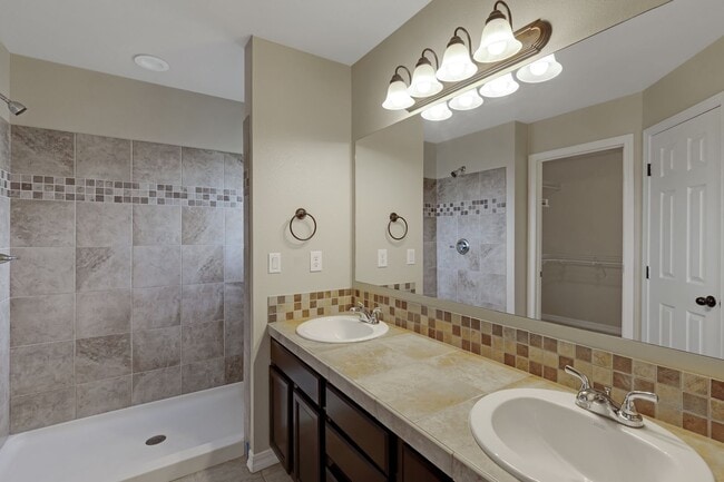 Building Photo - 3 Bedroom townhome NO deposit