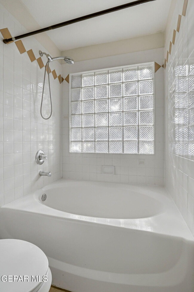 Building Photo - 305 De Palma Pl