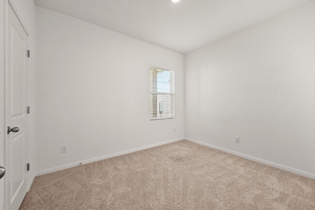Building Photo - 473 Thistle Ln
