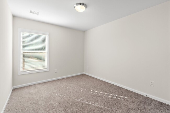 Building Photo - 3 BR, 2.5 BA Townhome, 6-12 month lease av...