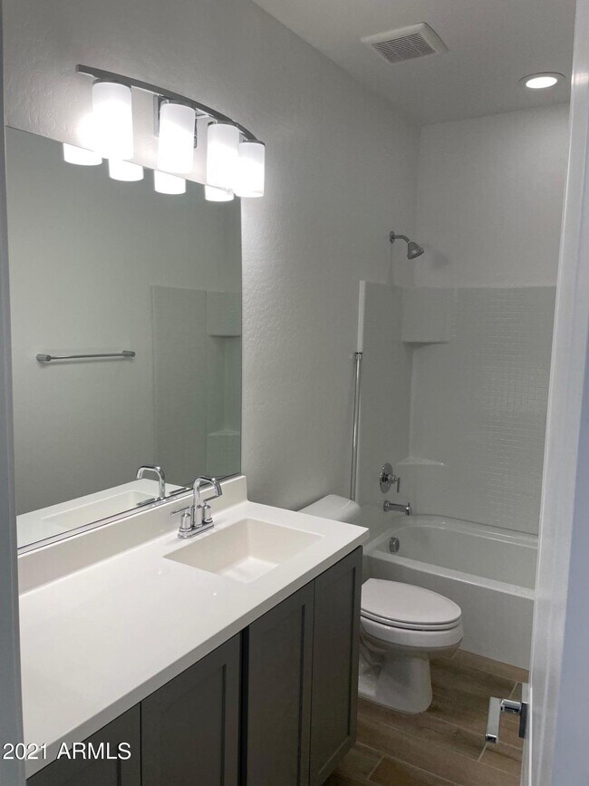 Building Photo - 901 S Smith Rd