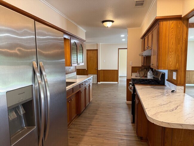 Building Photo - TEXAS SIZED WHITESBORO HOME FOR LEASE! 4 BEDROOMS-LOTS OF SPACE! HURRY!