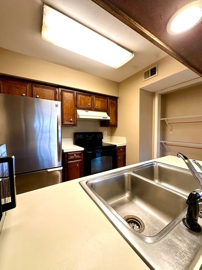 Building Photo - 2BR 2BA Townhome w/ Loft LSU AREA