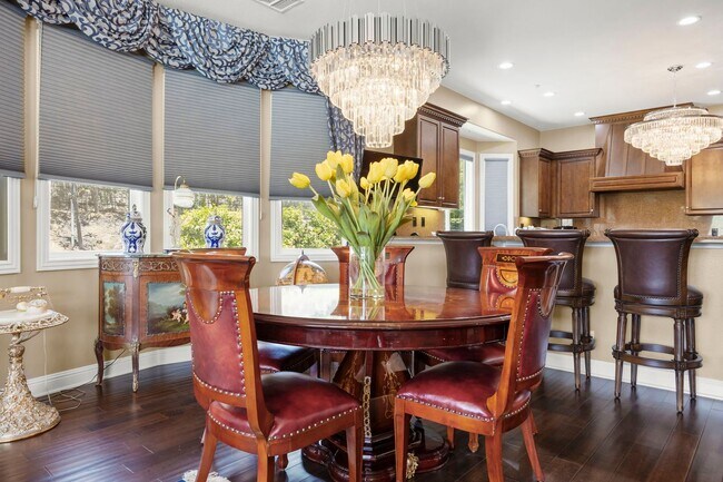 Building Photo - Exquisite Luxury Living in the Moorpark Co...