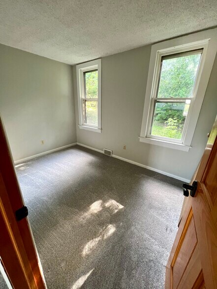 Building Photo - 27 W Main St