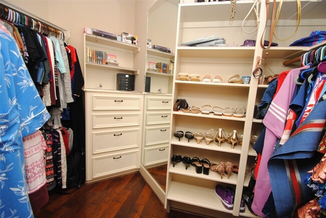 Building Photo - 15823 Medina Lake Ln