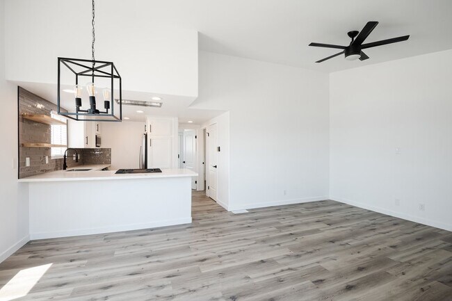 Building Photo - 215 Moonstone St