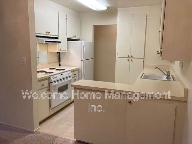 Building Photo - 1305 Boulevard Way