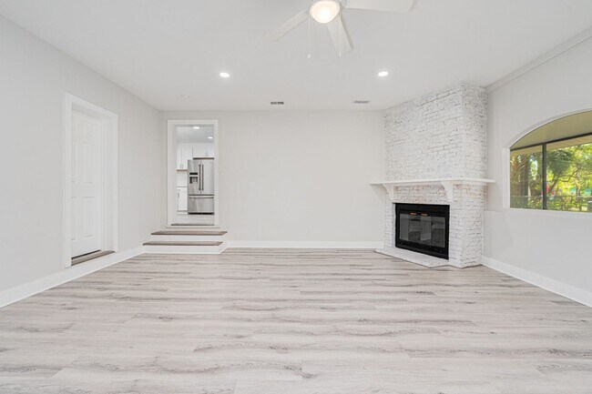 Building Photo - Stunning Remodeled 3-Bedroom Home in Prime Ormond Location