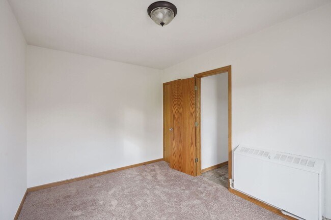 Building Photo - Spacious Top-Floor 1BR on Beautiful Iris Park!