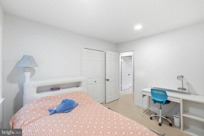 Building Photo - 4880 Chevy Chase Dr