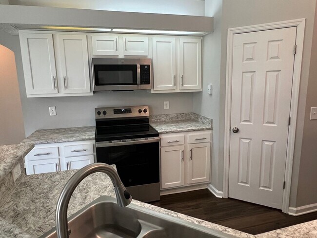 Building Photo - 4BR/2BA Home Walking Distance to Mary Lee ...