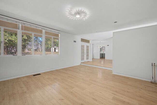 Building Photo - 1008 N Van Buren St