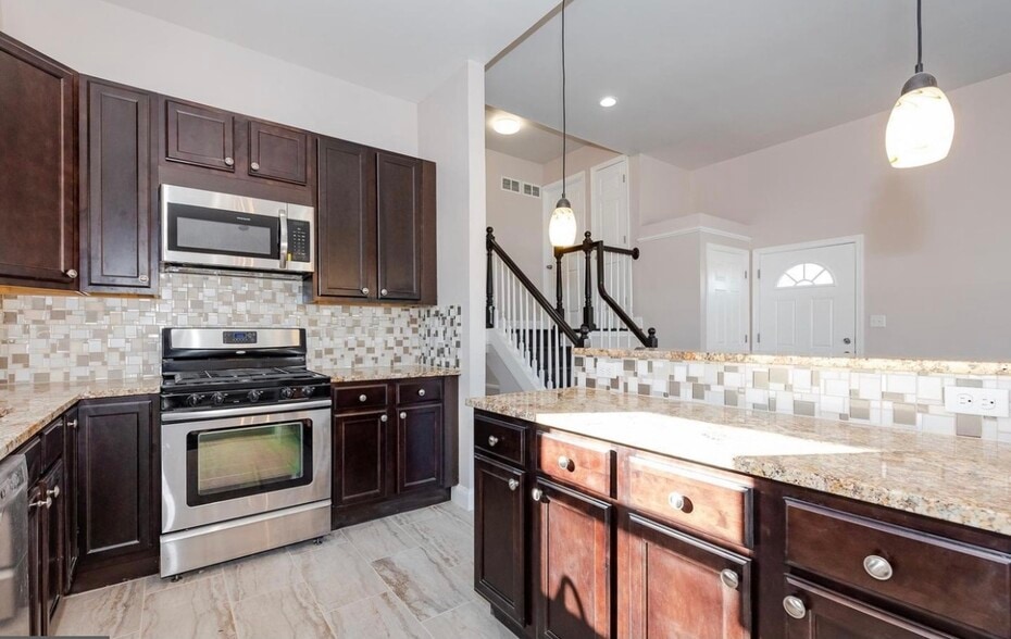 Kitchen - 3327 Essex Rd