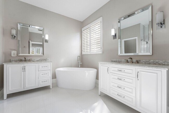 Building Photo - 121 Palm Cir